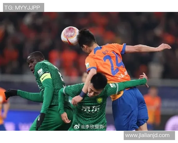 中超激战重庆队迎战山东鲁能全力争胜展现球队风采 中超激战重庆队迎战山东鲁能全力争胜展现球队风采