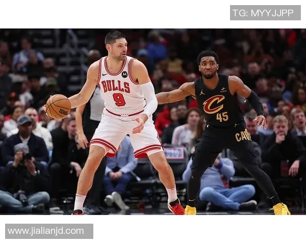 步行者与活塞激战正酣NBA赛场精彩瞬间回顾与分析