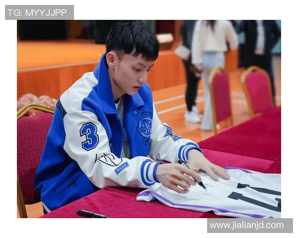 篮球明星亲临成都篮球店分享技巧与经验助力年轻球员成长